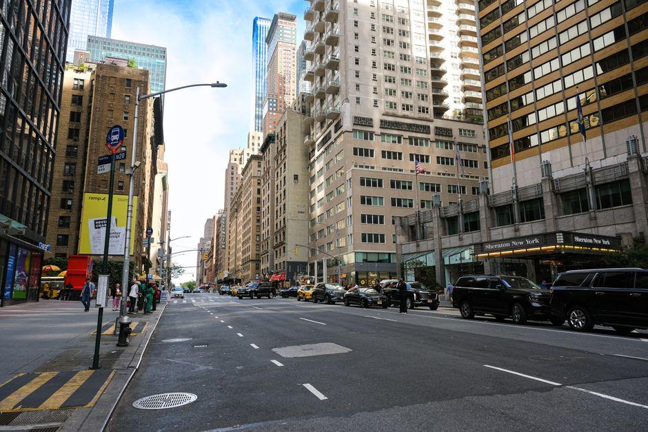 Busy Street View in Midtown Manhattan Nyc